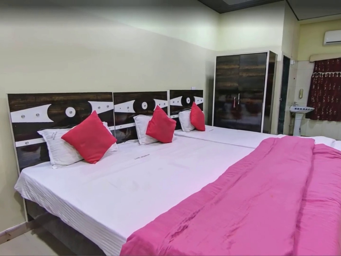 A guest room at Ghansar Lodge